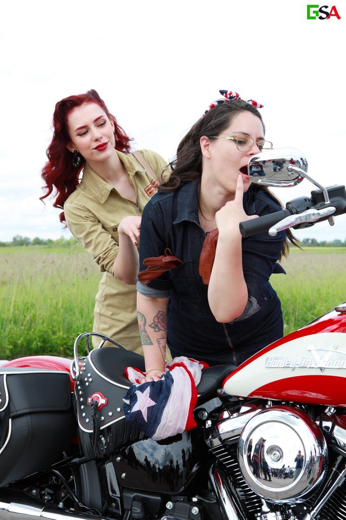 Duo Pin-ups moto