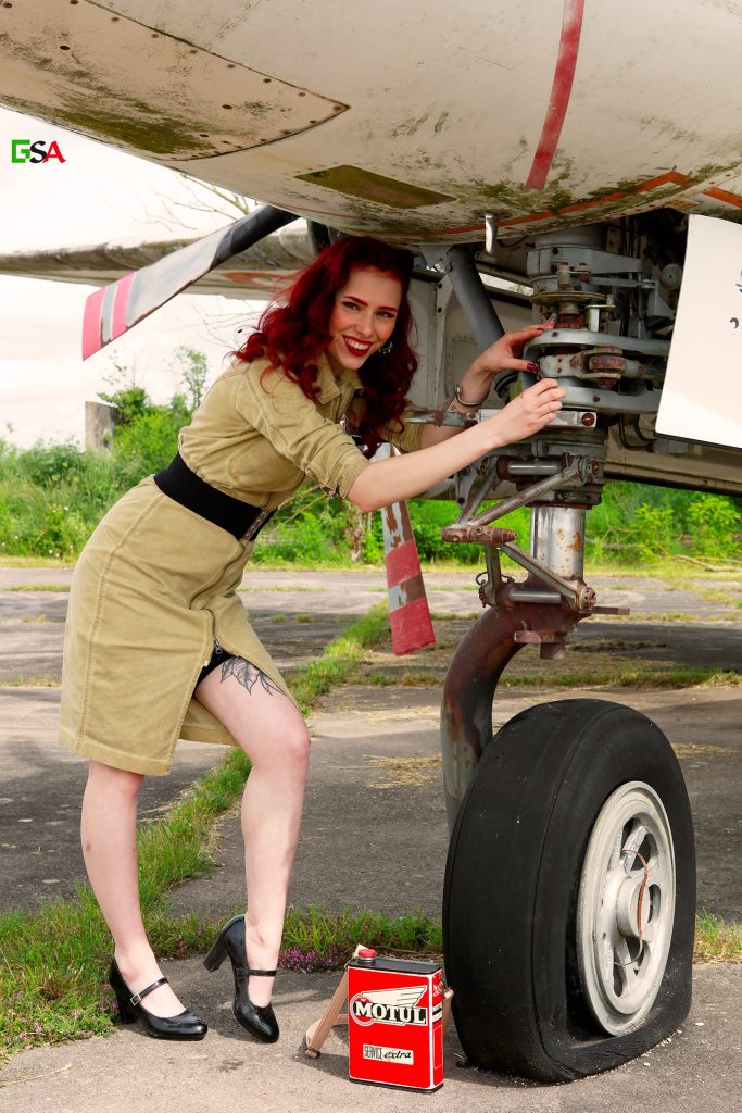 Pin-up mécanicienne avion