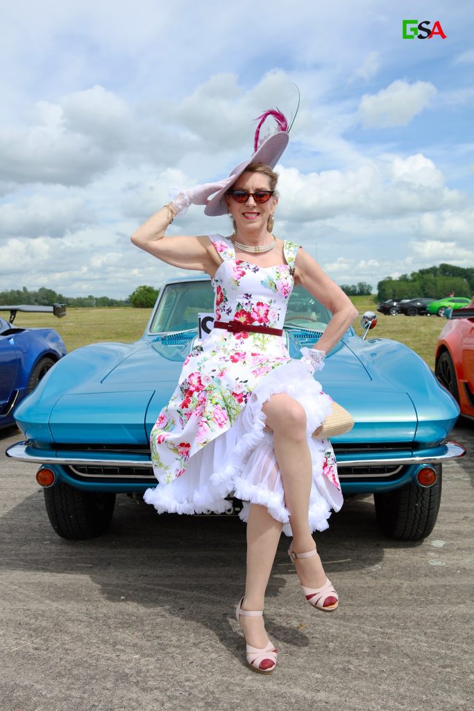 Pin-up pose devant une Corvette Stingray